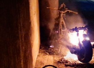 Scooter a fuoco, le fiamme raggiungono due auto ed un contatore del gas: paura nella notte a Lecce