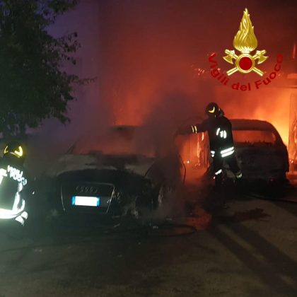 Notte di fuoco nel basso Salento, distrutte le auto di una famiglia: danni anche a tettoia e muri esterni - Corriere Salentino