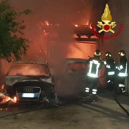 Notte di fuoco nel basso Salento, distrutte le auto di una famiglia: danni anche a tettoia e muri esterni - Corriere Salentino