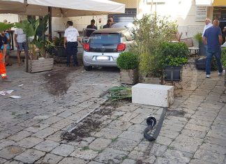 Sbanda al volante, anziana travolge pedone e tavolini di un bar: paura nel centro di Galatina