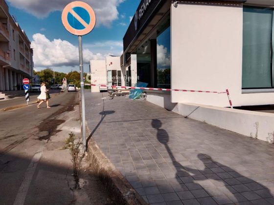Impatto nel centro abitato: le auto sfondano le vetrate di due esercizi commerciali. Ferita una ragazza - Corriere Salentino