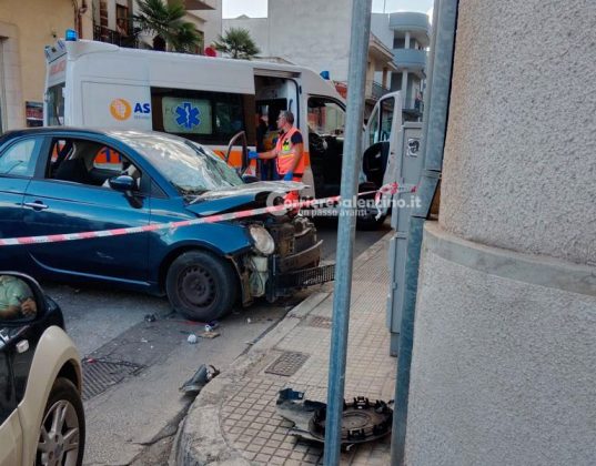Impatto nel centro abitato: le auto sfondano le vetrate di due esercizi commerciali. Ferita una ragazza - Corriere Salentino