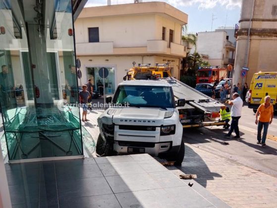 Impatto nel centro abitato: le auto sfondano le vetrate di due esercizi commerciali. Ferita una ragazza - Corriere Salentino