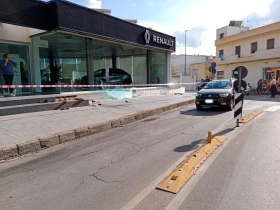 Impatto nel centro abitato: le auto sfondano le vetrate di due esercizi commerciali. Ferita una ragazza - Corriere Salentino