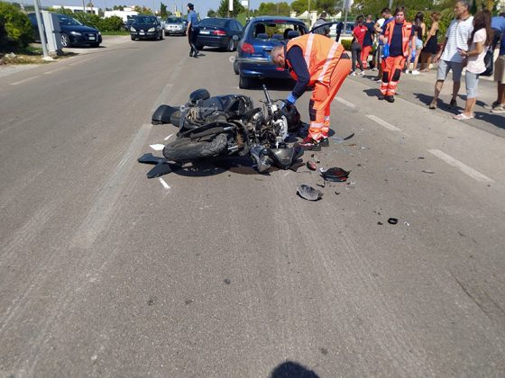 Violento tamponamento tra scooter e auto, corsa in ospedale per una ventenne in sella alle due ruote - Corriere Salentino