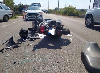 Violento tamponamento tra scooter e auto, corsa in ospedale per una ventenne in sella alle due ruote