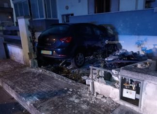 Auto fuori controllo, si schianta e sfonda muro di cinta: paura per una famiglia