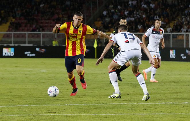 Una “magia” di Oudin piega il Genoa: secondo posto e Via del Mare in estasi - Corriere Salentino