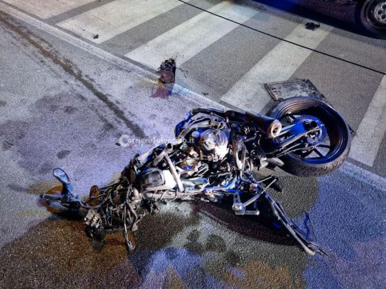 Terribile schianto tra auto e moto, il mezzo a due ruote prende fuoco: centauro muore sul colpo - Corriere Salentino