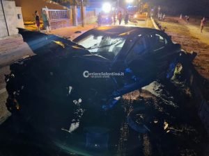 Terribile schianto tra auto e moto, il mezzo a due ruote prende fuoco: centauro muore sul colpo - Corriere Salentino