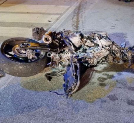Terribile schianto tra auto e moto, il mezzo a due ruote prende fuoco: centauro muore sul colpo - Corriere Salentino