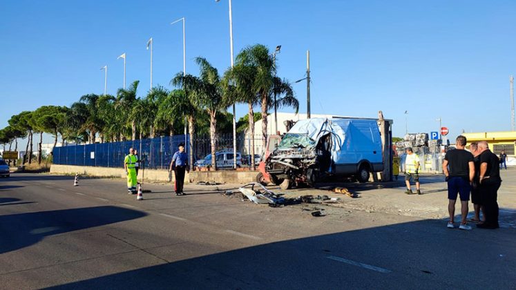 Sangue sulla 275, tampona il rimorchio di un tir e muore tra le lamiere - Corriere Salentino