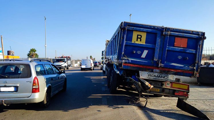 Sangue sulla 275, tampona il rimorchio di un tir e muore tra le lamiere - Corriere Salentino