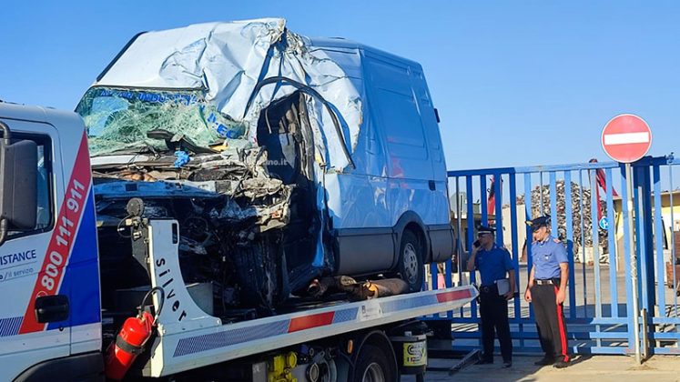 Sangue sulla 275, tampona il rimorchio di un tir e muore tra le lamiere - Corriere Salentino