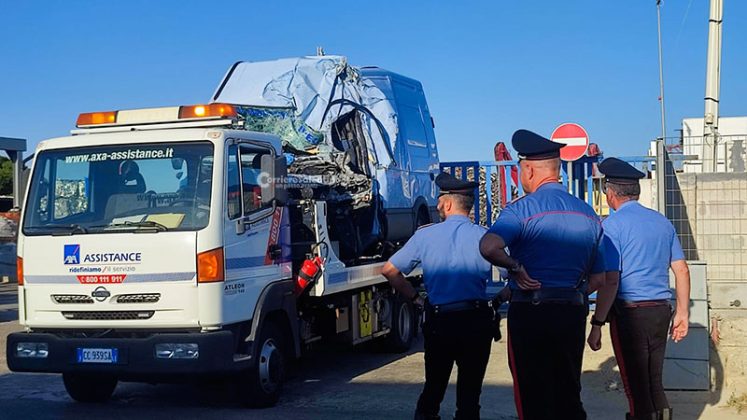 Sangue sulla 275, tampona il rimorchio di un tir e muore tra le lamiere - Corriere Salentino