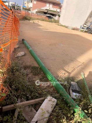 Transita con l'auto e viene colpito da un palo della luce: tragedia sfiorata nel basso Salento - Corriere Salentino