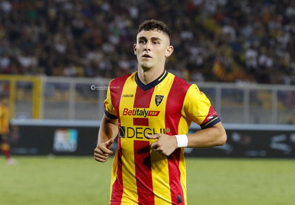 Una “magia” di Oudin piega il Genoa: secondo posto e Via del Mare in estasi - Corriere Salentino