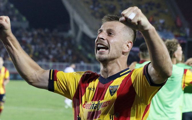 Una “magia” di Oudin piega il Genoa: secondo posto e Via del Mare in estasi - Corriere Salentino