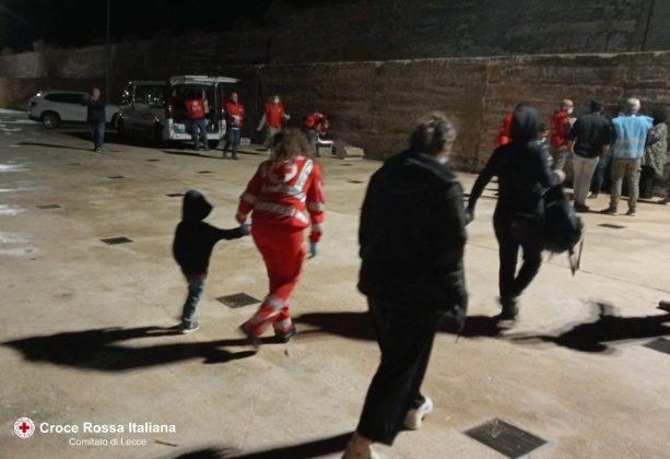 Riprendono gli sbarchi: 83 migranti salvati su un motoveliero in balìa delle onde - Corriere Salentino