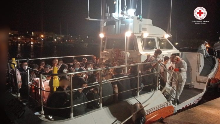 Riprendono gli sbarchi: 83 migranti salvati su un motoveliero in balìa delle onde - Corriere Salentino