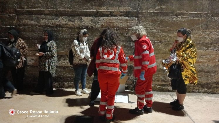 Riprendono gli sbarchi: 83 migranti salvati su un motoveliero in balìa delle onde - Corriere Salentino