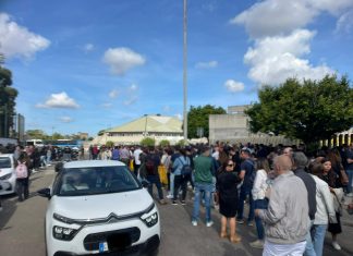 Un problema tecnico fa saltare il concorsone: in 300 dovranno ripetere la prova. Scorrano: “Ennesimo flop”. Gnoni: “Ci scusiamo, il Comune non c’entra”