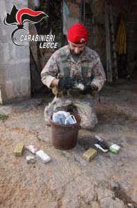 Manette ai polsi per due uomini trovati in possesso di armi - Corriere Salentino