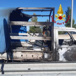 Veicolo in fiamme sulla tangenziale: incendio domato dai vigili del fuoco - Corriere Salentino