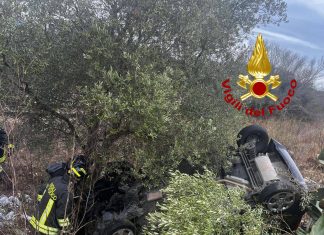 Incidente in periferia: un’auto finisce fuori strada e si ribalta. Tre feriti