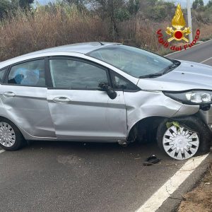 Incidente in periferia: un'auto finisce fuori strada e si ribalta. Tre feriti - Corriere Salentino