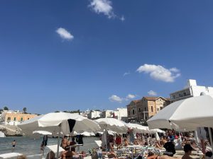 Anche le domeniche di ottobre si passano in spiaggia nel Salento: l’abbraccio magico delle piccole baie - Corriere Salentino