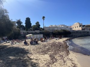 Domenica 29 ottobre, l’’estate salentina’ continua anche in pieno autunno. Spiagge sporche e abbandonate con i lidi chiusi, ma piene di bagnanti - Corriere Salentino