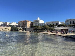 Domenica 29 ottobre, l’’estate salentina’ continua anche in pieno autunno. Spiagge sporche e abbandonate con i lidi chiusi, ma piene di bagnanti - Corriere Salentino