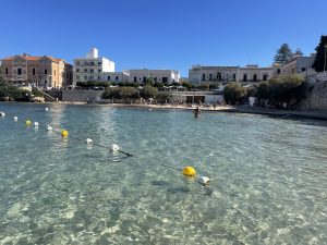 Domenica 29 ottobre, l’’estate salentina’ continua anche in pieno autunno. Spiagge sporche e abbandonate con i lidi chiusi, ma piene di bagnanti - Corriere Salentino