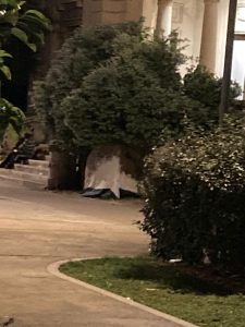 Piazza Italia, l’ultima novità è la tenda per accamparsi davanti al monumento dei caduti. Pronta la mozione sulla sicurezza in città - Corriere Salentino