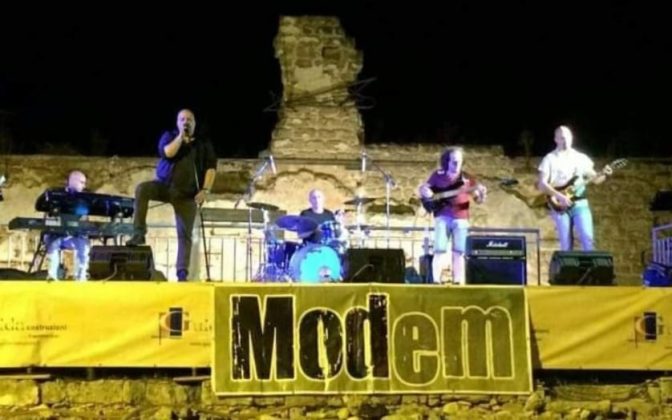 Prego: siamo i “Modem”, una band che fa solo musica italiana, e siamo sulla breccia da 24 anni! E auguriamo sempre buon ascolto a tutti - Corriere Salentino