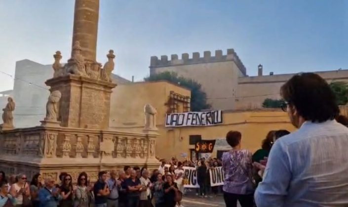 L' ultimo saluto a Federico, cori, applausi, fumogeni e tante lacrime - Corriere Salentino