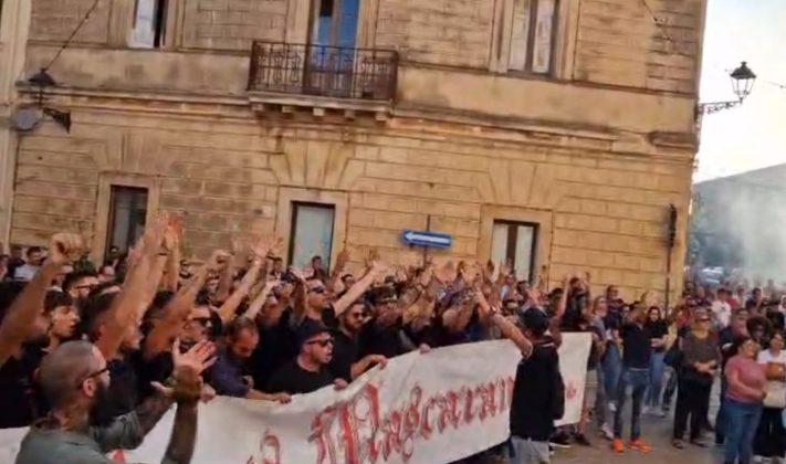 L' ultimo saluto a Federico, cori, applausi, fumogeni e tante lacrime - Corriere Salentino