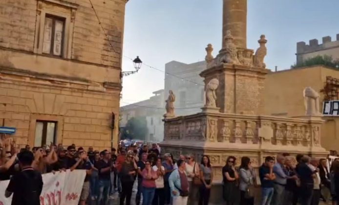 L' ultimo saluto a Federico, cori, applausi, fumogeni e tante lacrime - Corriere Salentino