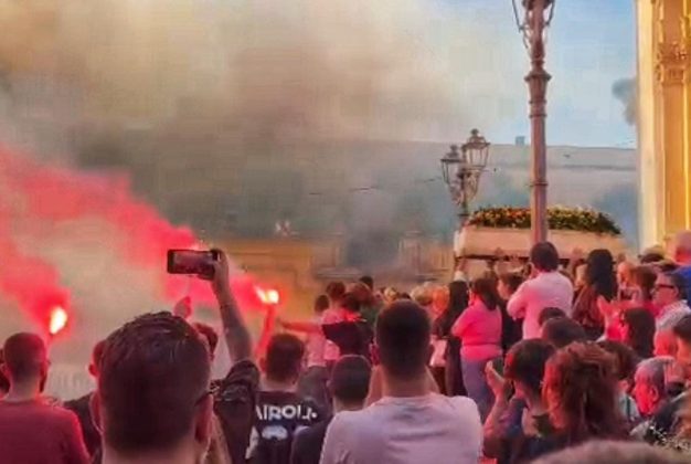 L' ultimo saluto a Federico, cori, applausi, fumogeni e tante lacrime - Corriere Salentino