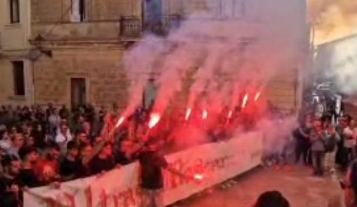 L' ultimo saluto a Federico, cori, applausi, fumogeni e tante lacrime - Corriere Salentino