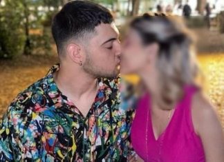 Lui muore nello schianto, lei sopravvive e partorisce poco dopo: “Guardo nostro figlio e piango. Fai buon viaggio papi”