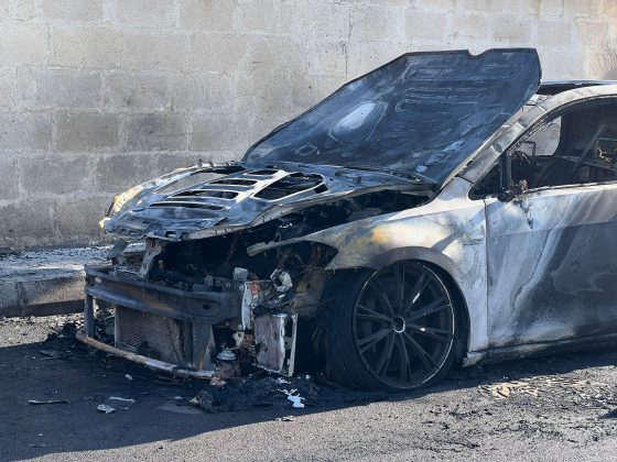 Doppio incendio in poche ore, quattro mezzi avvolti dalle fiamme tra Lecce e Monteroni: si sospetta l’atto doloso - Corriere Salentino