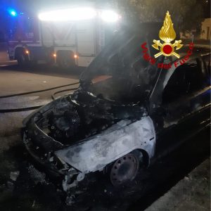 Divampano le fiamme nella notte: a fuoco una Lancia Y. Indagini in corso - Corriere Salentino