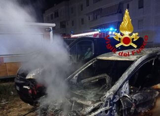 Non si ferma la scia di fuoco nel Salento, tre incendi nella notte: cinque auto colpite dalle fiamme
