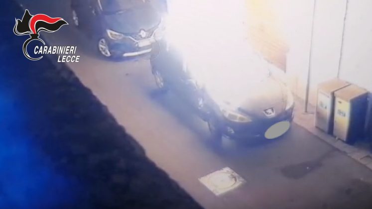 Evadono per incendiare un'auto: incastrati dalle telecamere - Corriere Salentino
