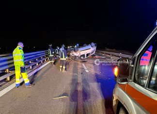 Furgoncino si ribalta sulla 101, muore 47enne: ferito il figlio 15enne