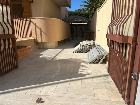 Cade dal ponteggio durante alcuni lavori edili e sbatte la testa: 33enne al Fazzi con “codice rosso” - Corriere Salentino