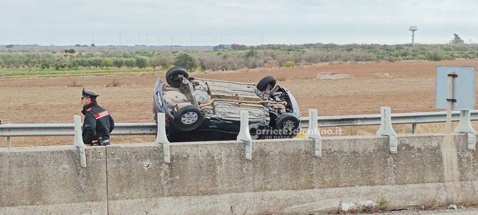 Schianto sulla Lecce-Maglie: auto si ribalta, muore 22enne. Grave la compagna incinta, che partorisce all’arrivo in ospedale - Corriere Salentino