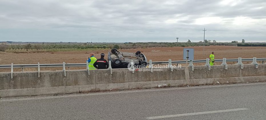 Schianto sulla Lecce-Maglie: auto si ribalta, muore 22enne. Grave la compagna incinta, che partorisce all’arrivo in ospedale - Corriere Salentino